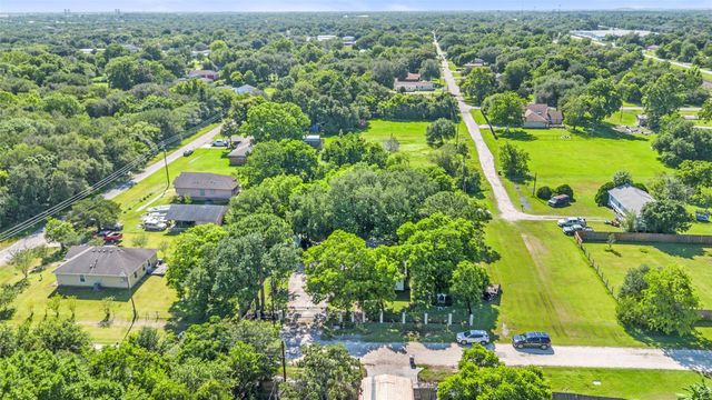 7010 Carter Avenue, Hitchcock, TX 77563
