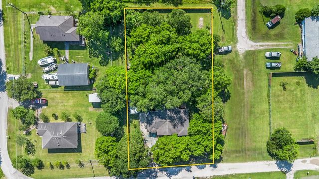 7010 Carter Avenue, Hitchcock, TX 77563