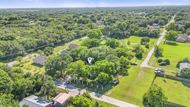 7010 Carter Avenue, Hitchcock, TX 77563