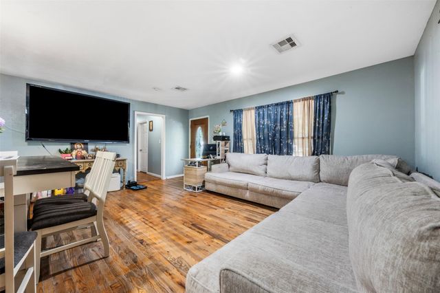 7010 Carter Avenue, Hitchcock, TX 77563