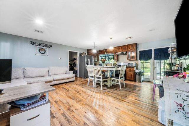 7010 Carter Avenue, Hitchcock, TX 77563
