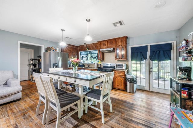 7010 Carter Avenue, Hitchcock, TX 77563