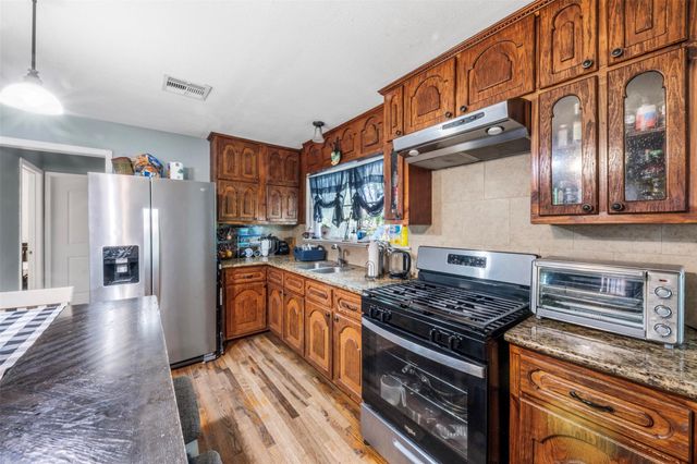 7010 Carter Avenue, Hitchcock, TX 77563