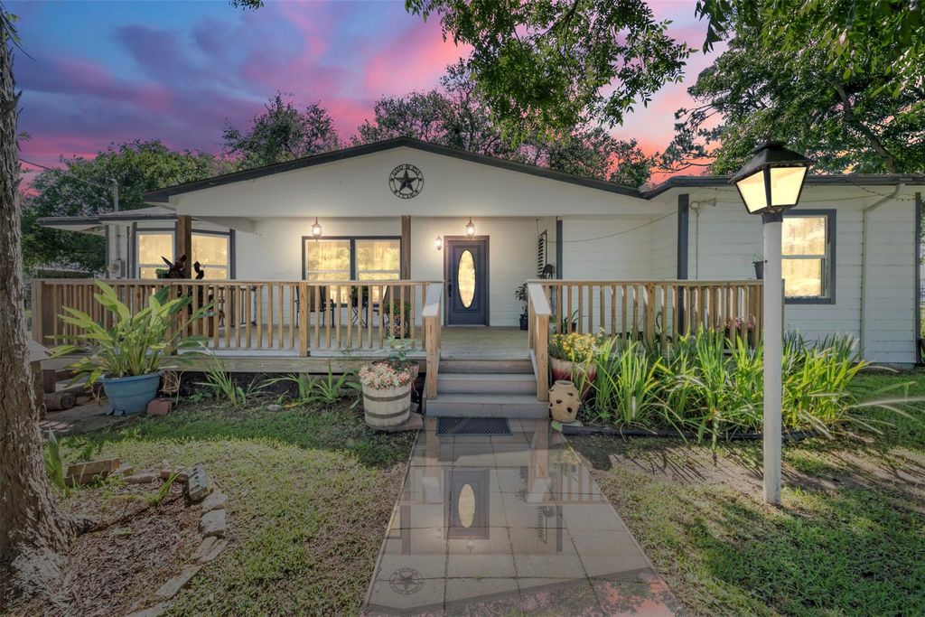 7010 Carter Avenue, Hitchcock, TX 77563