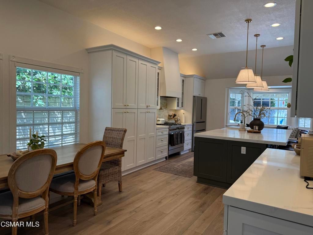 Image 9 of property listing at 2690 Deerwood Avenue, Simi Valley, CA 93065