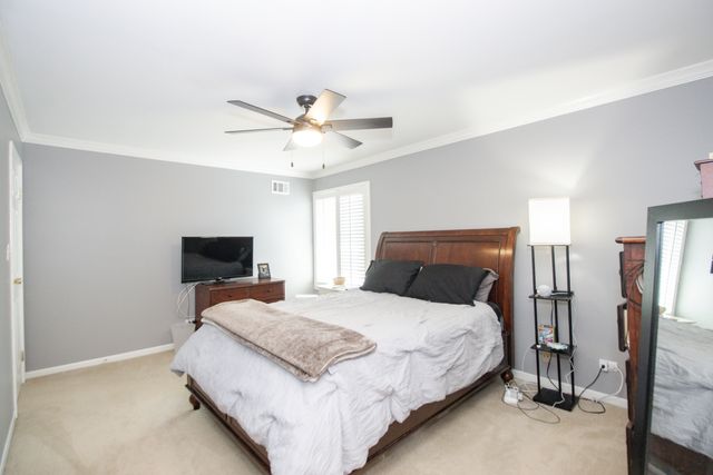 107 65th Lake Drive 202, Westmont, IL 60559