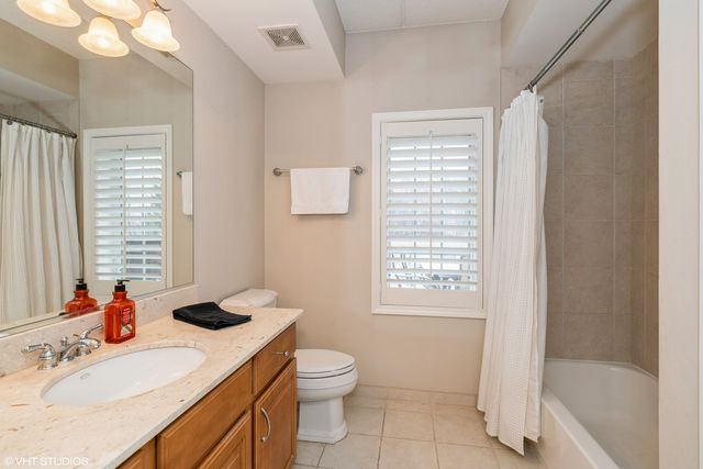 1479 N Milwaukee Avenue 101, Libertyville, IL 60048