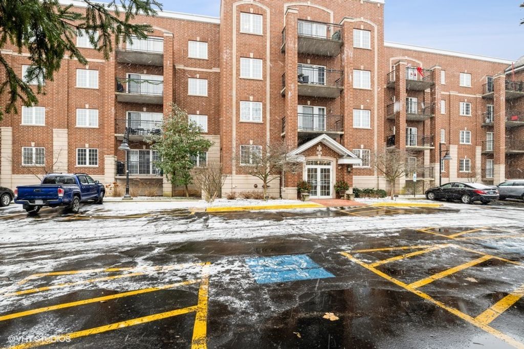 1479 N Milwaukee Avenue 101, Libertyville, IL 60048