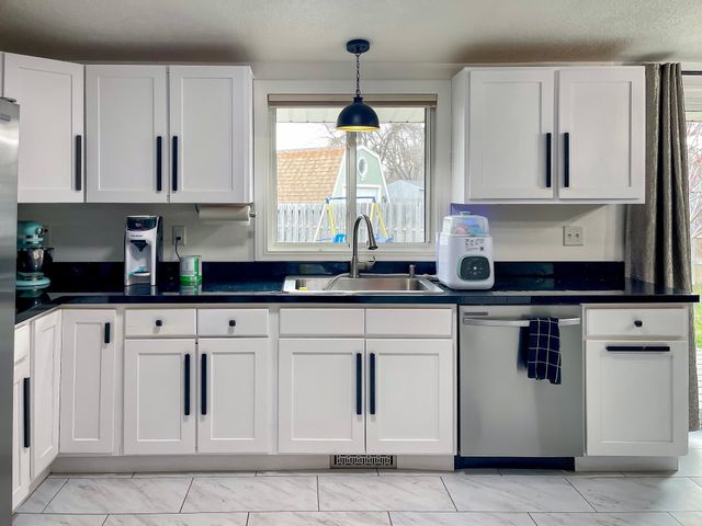 1709 5th Ave, Minot, ND 58701