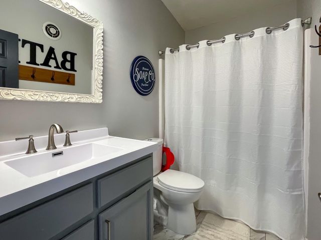 1709 5th Ave, Minot, ND 58701