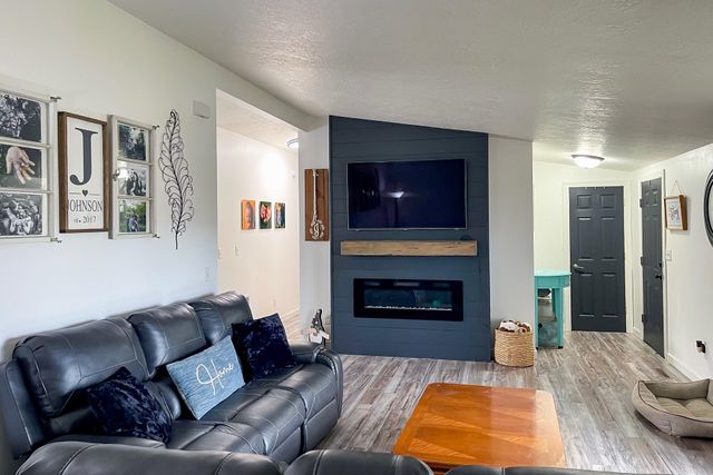 1709 5th Ave, Minot, ND 58701