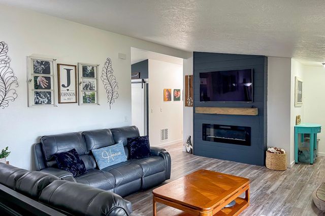 1709 5th Ave, Minot, ND 58701