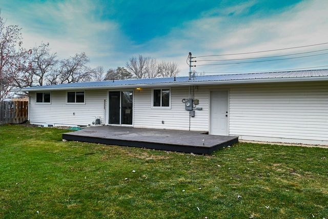 1709 5th Ave, Minot, ND 58701