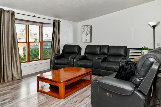 1709 5th Ave, Minot, ND 58701