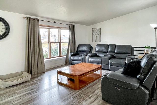 1709 5th Ave, Minot, ND 58701