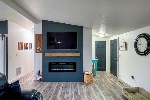 1709 5th Ave, Minot, ND 58701