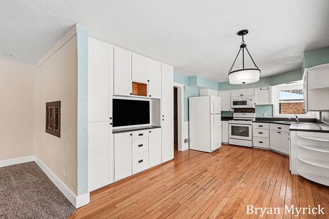 216 Dartmouth Avenue, Holland, MI 49423