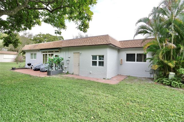 419 SW Natura Avenue B, Deerfield Beach, FL 33441