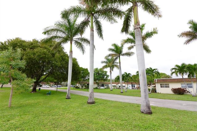 419 SW Natura Avenue B, Deerfield Beach, FL 33441
