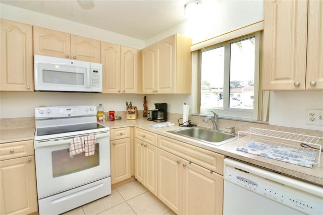 419 SW Natura Avenue B, Deerfield Beach, FL 33441