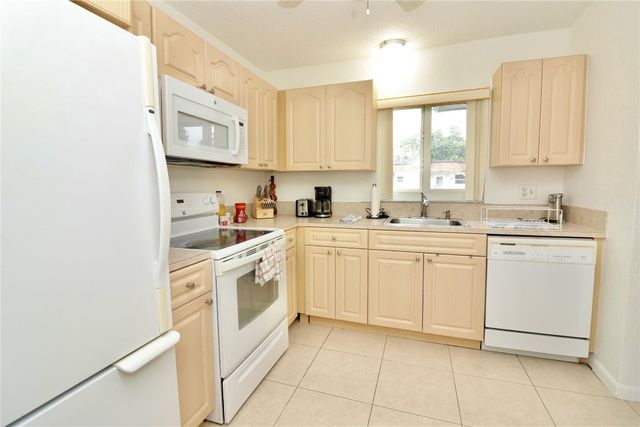 419 SW Natura Avenue B, Deerfield Beach, FL 33441