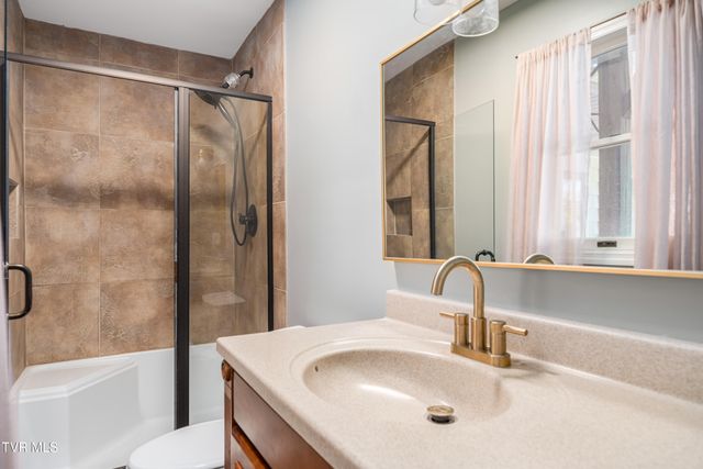 3220 Knob Creek Road, Johnson City, TN 37615