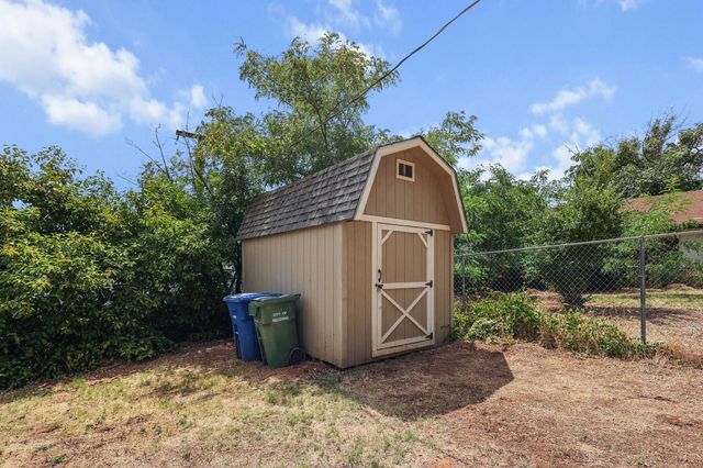 2415 West Street, Redding, CA 96001