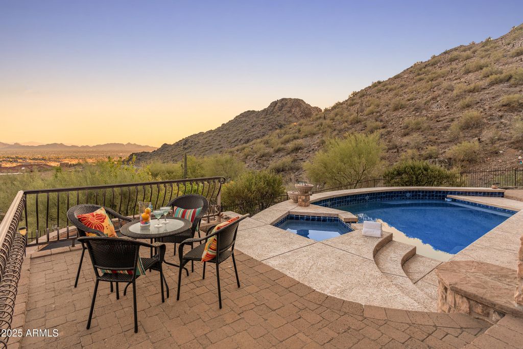 Image 10 of property listing at 11550 E Paradise Lane, Scottsdale, AZ 85255
