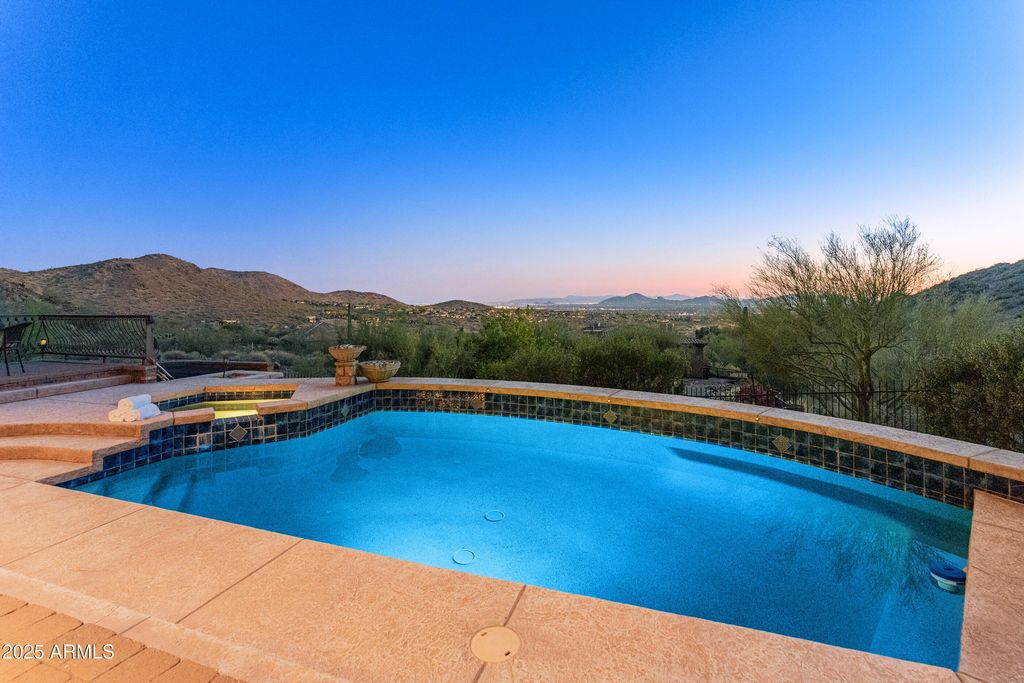 Image 12 of property listing at 11550 E Paradise Lane, Scottsdale, AZ 85255