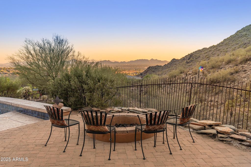 Image 16 of property listing at 11550 E Paradise Lane, Scottsdale, AZ 85255