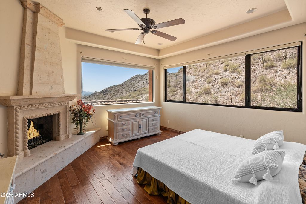 Image 17 of property listing at 11550 E Paradise Lane, Scottsdale, AZ 85255