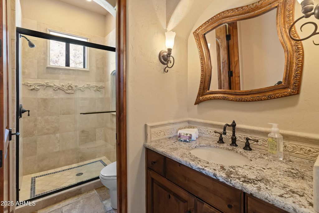 Image 18 of property listing at 11550 E Paradise Lane, Scottsdale, AZ 85255