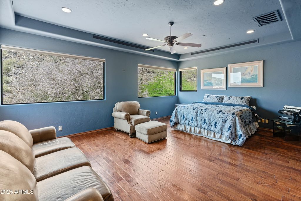 Image 19 of property listing at 11550 E Paradise Lane, Scottsdale, AZ 85255