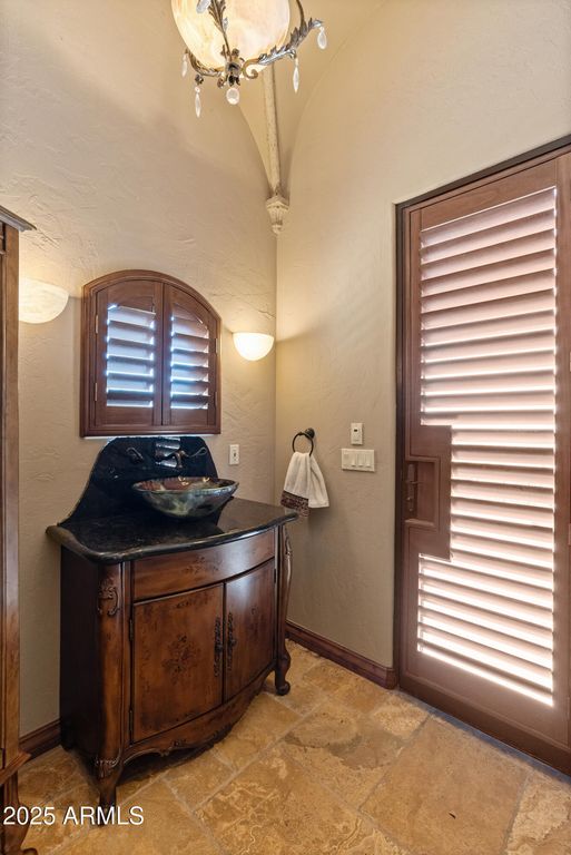 Image 22 of property listing at 11550 E Paradise Lane, Scottsdale, AZ 85255