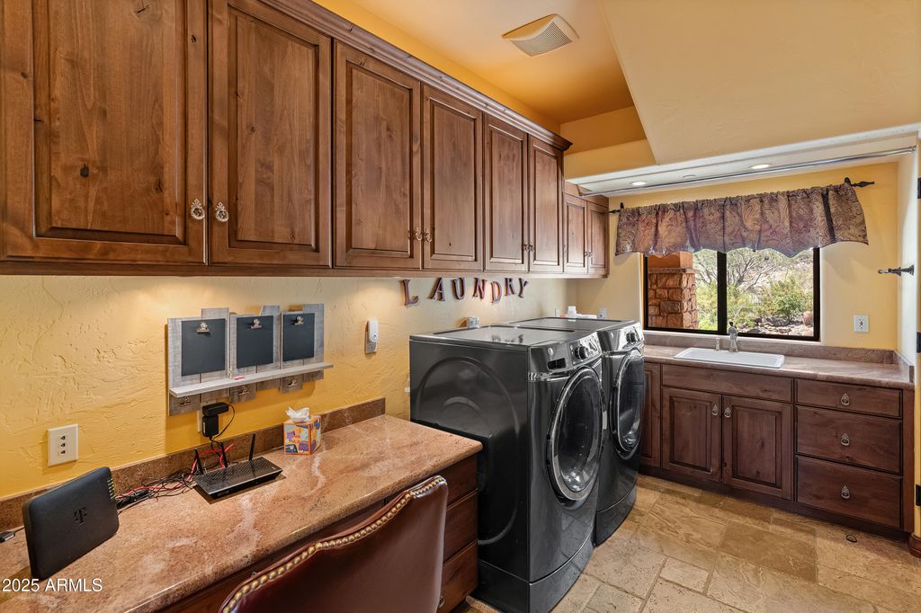 Image 25 of property listing at 11550 E Paradise Lane, Scottsdale, AZ 85255