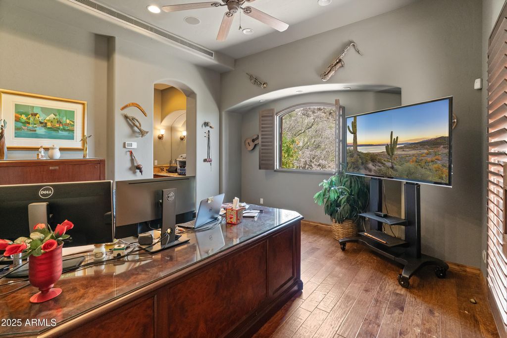 Image 27 of property listing at 11550 E Paradise Lane, Scottsdale, AZ 85255