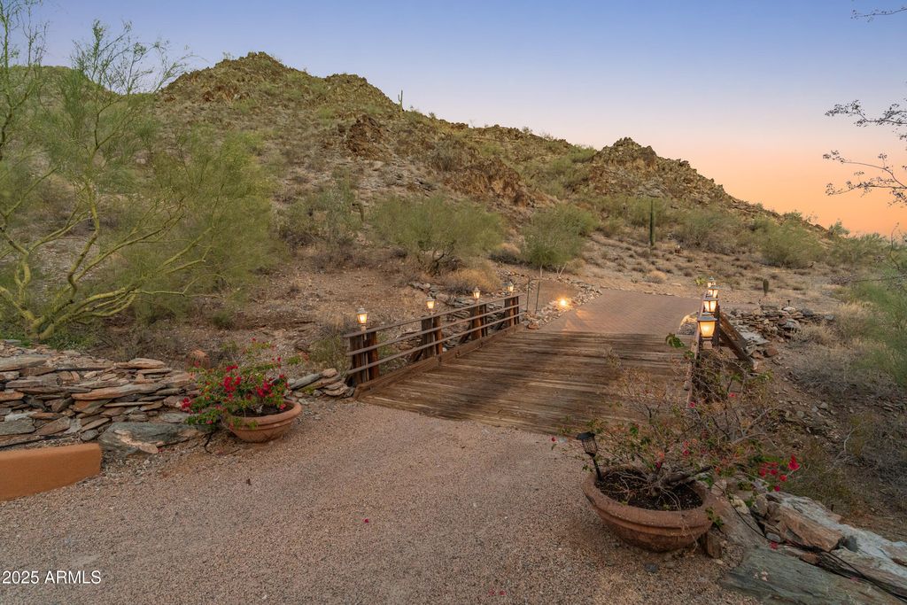 Image 35 of property listing at 11550 E Paradise Lane, Scottsdale, AZ 85255