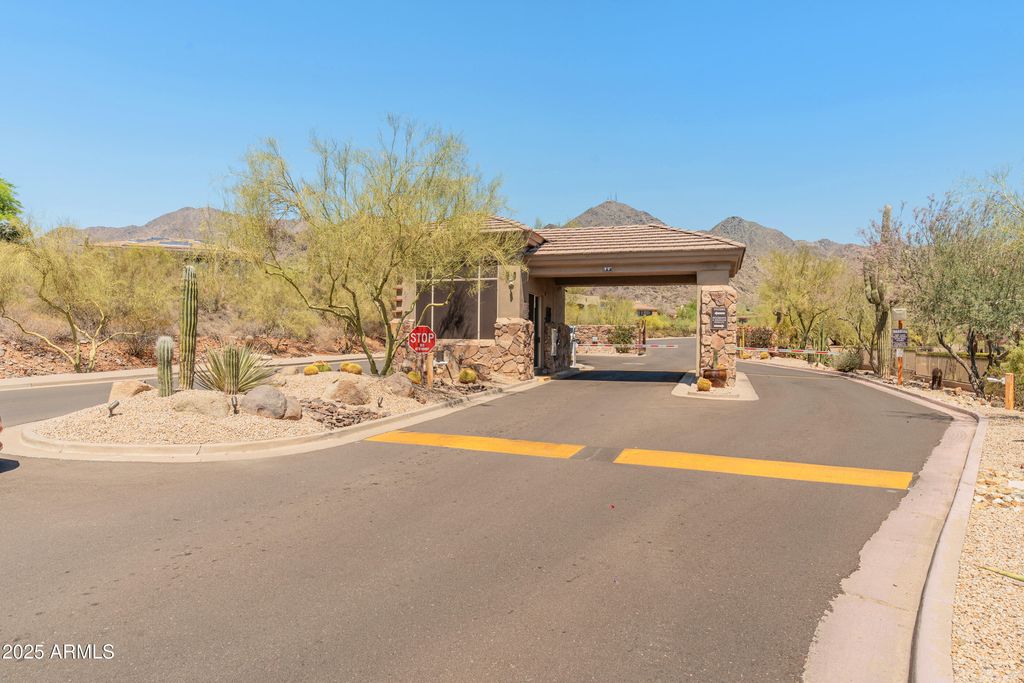 Image 36 of property listing at 11550 E Paradise Lane, Scottsdale, AZ 85255