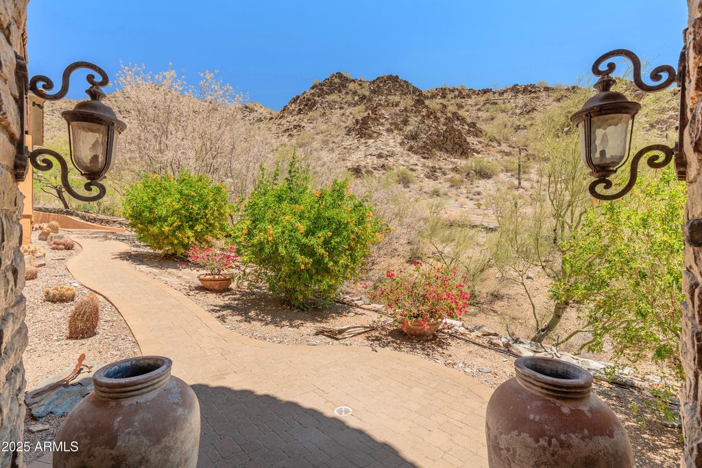 Image 37 of property listing at 11550 E Paradise Lane, Scottsdale, AZ 85255