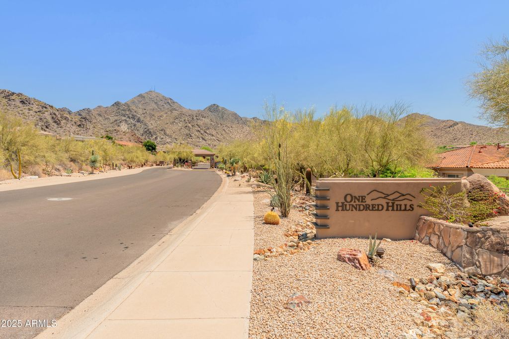 Image 38 of property listing at 11550 E Paradise Lane, Scottsdale, AZ 85255