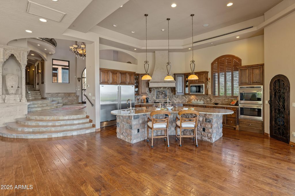 Image 4 of property listing at 11550 E Paradise Lane, Scottsdale, AZ 85255