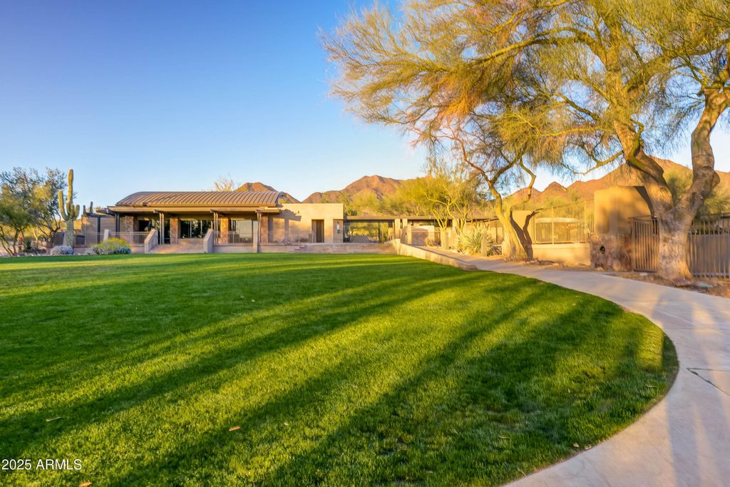 Image 47 of property listing at 11550 E Paradise Lane, Scottsdale, AZ 85255