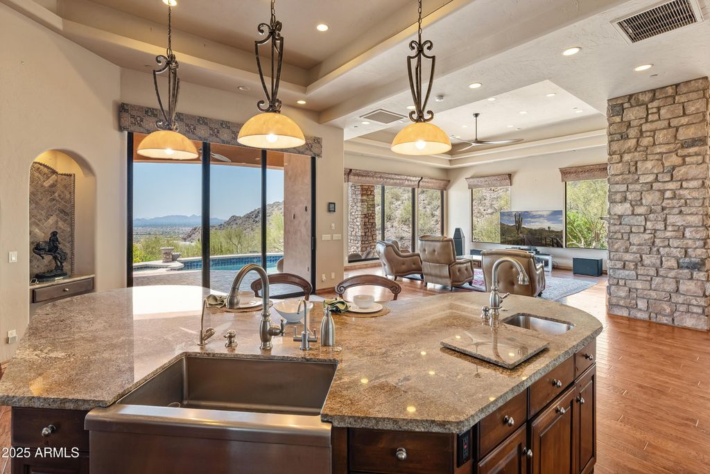 Image 6 of property listing at 11550 E Paradise Lane, Scottsdale, AZ 85255