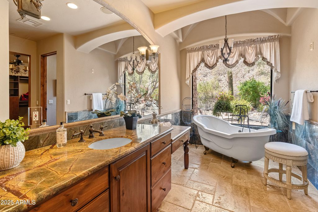 Image 8 of property listing at 11550 E Paradise Lane, Scottsdale, AZ 85255