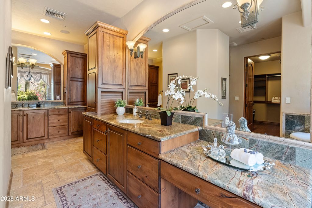 Image 9 of property listing at 11550 E Paradise Lane, Scottsdale, AZ 85255