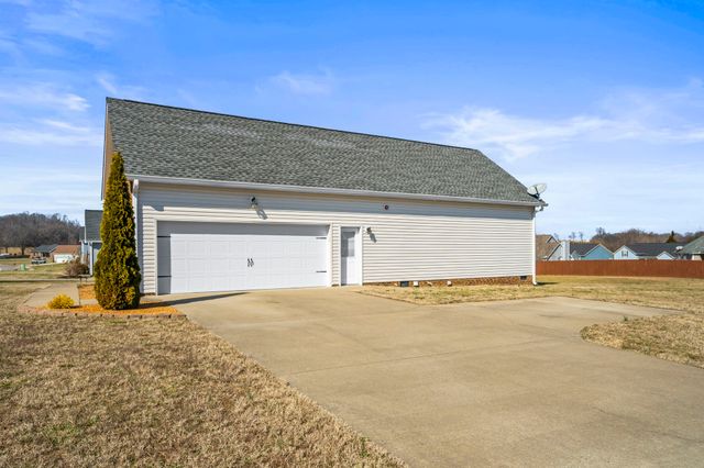 1031 Leaf Ln, Ashland City, TN 37015