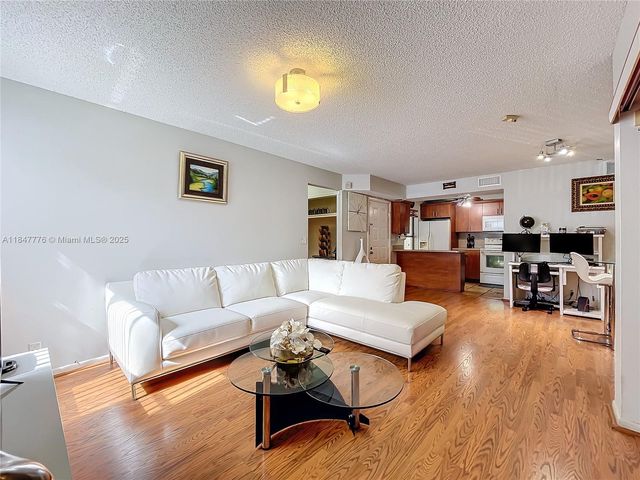 11533 NW 10th St 11533, Pembroke Pines, FL 33026