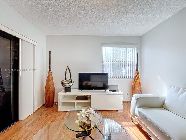 11533 NW 10th St 11533, Pembroke Pines, FL 33026