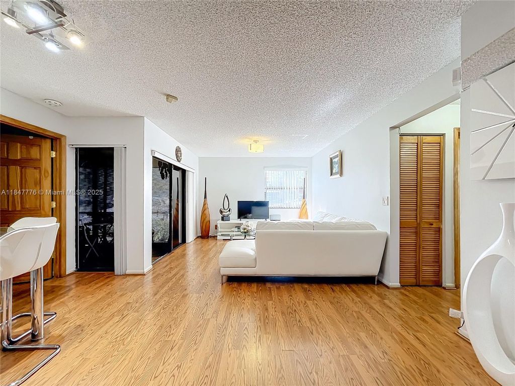 11533 NW 10th St 11533, Pembroke Pines, FL 33026