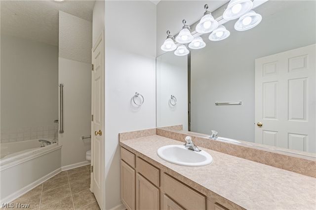 8757 Roberts Court 25C, Olmsted Falls, OH 44138
